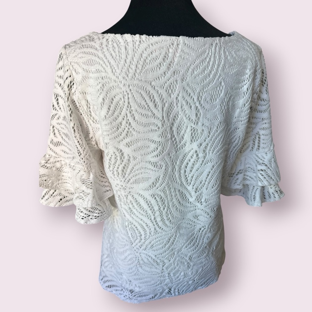 Lilly Pulitzer Lula Top – Size M
Style: Sea Swirling Lace in Resort White - Picture 6 of 11